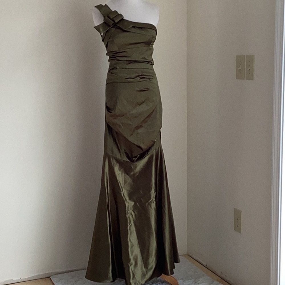 Prom dress satin green 1 strap mermaid floor length dress size 4 by Jade